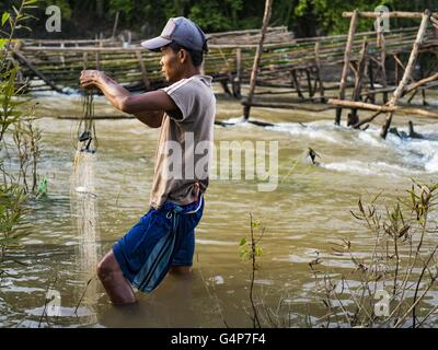 19 juin 2016 - Don Khone, Champassak, Laos - Un pêcheur tire ses filets hors de l'eau à Khon Pa Soi Cascades, sur le côté est de Don Khon. C'est le plus petit des deux chutes d'eau en Don Khon. Les pêcheurs ont construit un système complexe de ponts de cordes au-dessus des chutes qu'ils utilisent pour se rendre à l'pièges à poissons. Les pêcheurs de la région sont aux prises avec une baisse des rendements et les petits poissons, qui menaçaient leur mode de vie. Le Mékong est l'un des plus riches et productifs fleuves sur Terre. C'est un haut lieu mondial pour les poissons d'eau douce : plus de 1 000 espèces ont été enregistrées, il y a deuxième Banque D'Images