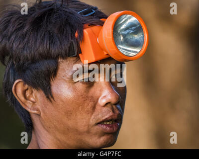 19 juin 2016 - Don Khone, Champassak, Laos - Un pêcheur avec une lanterne sur sa tête à soi Pa Khon Chutes d'eau, sur le côté est de Don Khon. C'est le plus petit des deux chutes d'eau en Don Khon. Les pêcheurs ont construit un système complexe de ponts de cordes au-dessus des chutes qu'ils utilisent pour se rendre à l'pièges à poissons. Les pêcheurs de la région sont aux prises avec une baisse des rendements et les petits poissons, qui menaçaient leur mode de vie. Le Mékong est l'un des plus riches et productifs fleuves sur Terre. C'est un haut lieu mondial pour les poissons d'eau douce : plus de 1 000 espèces ont été enregistrées il y a, en second lieu seulement Banque D'Images