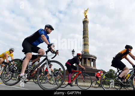 Berlin, Allemagne. 19 Juin, 2016. Les cyclistes au début de l'Jedermann (lt. Tout le monde) Race Velothon à Berlin, Allemagne, 19 juin 2016. Foto : Maurizio Gambarini/dpa/Alamy Live News Banque D'Images