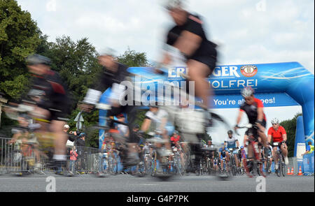 Berlin, Allemagne. 19 Juin, 2016. Les cyclistes au début de l'Jedermann (lt. Tout le monde) Race Velothon à Berlin, Allemagne, 19 juin 2016. Foto : Maurizio Gambarini/dpa/Alamy Live News Banque D'Images