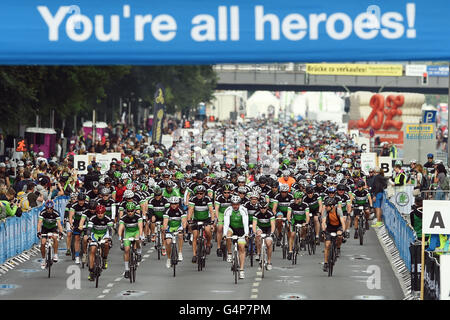 Berlin, Allemagne. 19 Juin, 2016. Les cyclistes au début de l'Jedermann (lt. Tout le monde) Race Velothon à Berlin, Allemagne, 19 juin 2016. Foto : Maurizio Gambarini/dpa/Alamy Live News Banque D'Images