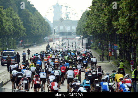 Berlin, Allemagne. 19 Juin, 2016. Les cyclistes au début de l'Jedermann (lt. Tout le monde) Race Velothon à Berlin, Allemagne, 19 juin 2016. Foto : Maurizio Gambarini/dpa/Alamy Live News Banque D'Images