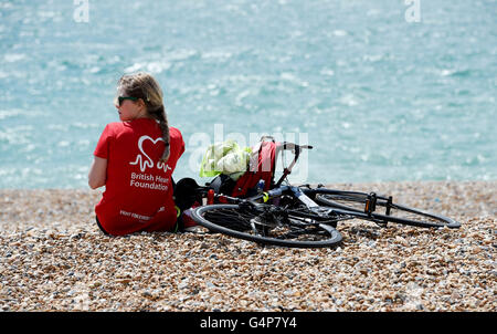 Brighton, UK. 19 juin 2016. Les cyclistes aller à la plage après avoir terminé l'Assemblée British Heart Foundation Londres à Brighton promenade en vélo dans la région de beau temps aujourd'hui Crédit : Simon Dack/Alamy Live News Banque D'Images