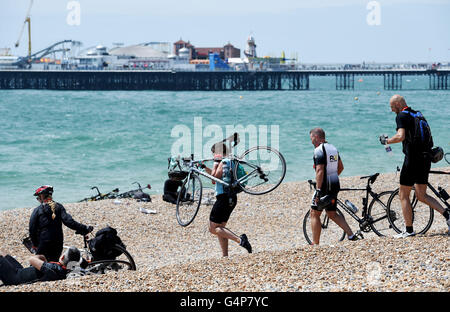 Brighton, UK. 19 juin 2016. Les cyclistes aller à la plage après avoir terminé l'Assemblée British Heart Foundation Londres à Brighton promenade en vélo dans la région de beau temps aujourd'hui Crédit : Simon Dack/Alamy Live News Banque D'Images