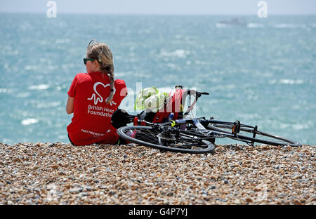 Brighton, UK. 19 juin 2016. Les cyclistes aller à la plage après avoir terminé l'Assemblée British Heart Foundation Londres à Brighton promenade en vélo dans la région de beau temps aujourd'hui Crédit : Simon Dack/Alamy Live News Banque D'Images