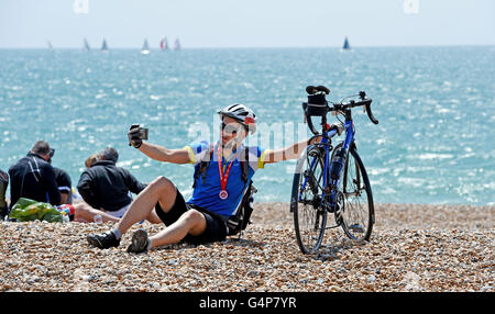 Brighton, UK. 19 juin 2016. Les cyclistes aller à la plage après avoir terminé l'Assemblée British Heart Foundation Londres à Brighton promenade en vélo dans la région de beau temps aujourd'hui Crédit : Simon Dack/Alamy Live News Banque D'Images