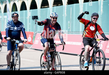 Brighton, UK. 19 juin 2016. Les cyclistes l'air punch avec joie à l'issue de l'assemblée annuelle de la Fondation du coeur Londres à Brighton Bike Ride Crédit : Simon Dack/Alamy Live News Banque D'Images