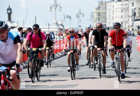 Brighton, UK. 19 juin 2016. Les cyclistes traversent la ligne d'arrivée ensemble après avoir terminé l'assemblée annuelle de la Fondation du coeur Londres à Brighton promenade en vélo dans la région de beau temps aujourd'hui Crédit : Simon Dack/Alamy Live News Banque D'Images