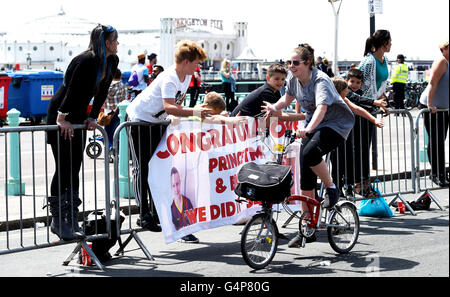 Brighton, UK. 19 juin 2016. Les cyclistes près de la ligne d'arrivée qu'ils complètent le British Heart Foundation annuel Londres à Brighton en vélo dans l'état ensoleillé de la meteo d'aujourd'hui Crédit : Simon Dack/Alamy Live News Banque D'Images