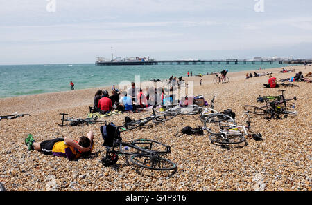 Brighton, UK. 19 juin 2016. Les cyclistes se reposer sur la plage après avoir terminé l'Assemblée British Heart Foundation Londres à Brighton en vélo dans l'état ensoleillé de la meteo d'aujourd'hui Crédit : Simon Dack/Alamy Live News Banque D'Images