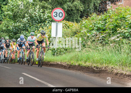 Pipewell, Northamptonshire, Angleterre. 19 Juin, 2016. Une pause à l'écart du groupe des sept à la tournée 2016 Aviva, le cycle féminin le plus important de la race, accomplit le village de Pipewell, Northamptonshire, le dimanche 19 juin, le dernier jour de l'événement. L'winnner de la scène, Emilia Fahlin, sur un vélo orange, était à l'arrière de cette pause à l'écart du groupe. Credit : miscellany/Alamy Live News Banque D'Images