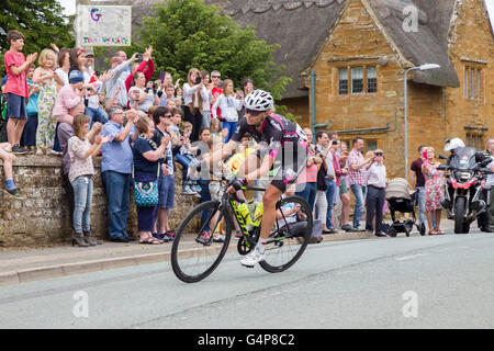 Le Northamptonshire, U.K. Dimanche 19 juin 2016. Aviva féminin, l'étape 5. Northampton à Kettering une distance de 113,2 km ou 70,4 km, à partir de Towcester rd, Northampton et de finition sur le marché, Kettering. Riders en passant par East Haddon 29,2 milles dans la course, l'UCI WorldTour de femmes. Credit : Keith J Smith./Alamy Live News Banque D'Images