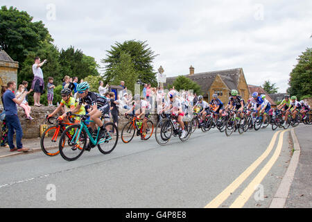 Le Northamptonshire, U.K. Dimanche 19 juin 2016. Aviva féminin, l'étape 5. Northampton à Kettering une distance de 113,2 km ou 70,4 km, à partir de Towcester rd, Northampton et de finition sur le marché, Kettering. Riders en passant par East Haddon 29,2 milles dans la course, l'UCI WorldTour de femmes. Credit : Keith J Smith./Alamy Live News Banque D'Images