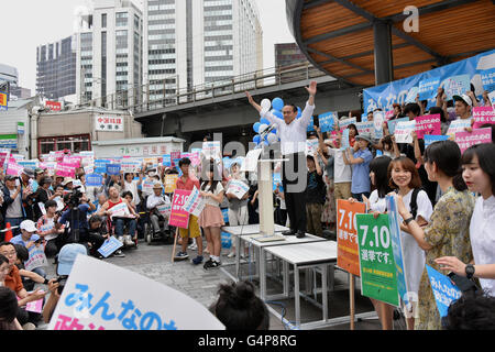 Tokyo, Japon. 19 Juin, 2016. Dans sa chemise, Président Tadamoto Yoshida du Parti Social Démocratique offre son discours lors d'un rassemblement devant la gare de Yurakucho au coeur de Tokyo le dimanche 19 juin 2016, un appel de votes aux prochaines élections à la Chambre haute. Trois dirigeants de la camp de l'opposition sont descendus dans les rues de la capitale des nations dans leur campagne commune pour les élections du 10 juillet. Credit : Natsuki Sakai/AFLO/Alamy Live News Banque D'Images