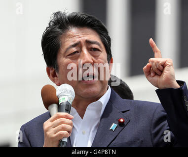 Chiba, Japon. 19 Juin, 2016. Le Premier Ministre japonais et le parti libéral démocrate (LDP) président Shinzo Abe deliveres un discours de campagne électorale du candidat du parti pour son Kuniko Inoguchi lors d'une campagne électorale à Chiba, banlieue de Tokyo le dimanche, Juin 19, 2016. La Chambre haute du Japon sera au départ de la campagne électorale officiellement le 22 juin et le vote aura lieu le 10 juillet. Credit : Yoshio Tsunoda/AFLO/Alamy Live News Banque D'Images
