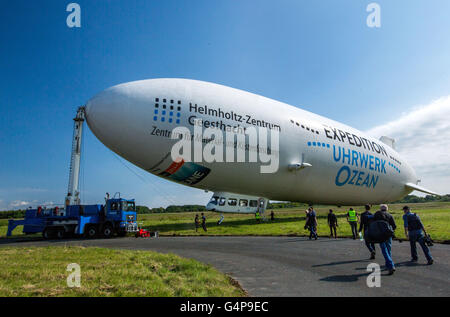 Geesthacht, Allemagne. 19 Juin, 2016. Les scientifiques commencent un Zeppelin expédition pour la recherche de tourbillons marins au Centre Helmholtz à Geesthacht, Allemagne, 19 juin 2016. Les 75 mètres de long airship est équipé d'une caméra à haute résolution, avec lesquelles les plus petites différences de température de 0,03 degrés et les différences de couleur peuvent être enregistrés dans l'eau. Les chercheurs recueillent des données sur l'influence de l'instabilité des petits tourbillons de la mer dans la circulation océanique et la chaîne alimentaire dans les océans. Photo : Jens Buettner/dpa/Alamy Live News Banque D'Images