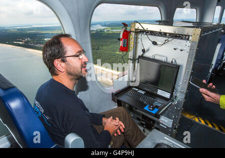 Geesthacht, Allemagne. 19 Juin, 2016. Dans le centre de contrôle d'un zeppelin l'océanographe biologique Ruediger Roettgers travaille au cours d'une mesure de l'air sur la mer Baltique de l'aérodrome de Peenemuende Peenemuende, Allemagne, 19 juin 2016. Les mesures entrant appartiennent à une expédition pour la recherche des tourbillons. Les 75 mètres de long airship est équipé d'une caméra à haute résolution, avec lesquelles les plus petites différences de température de 0,03 degrés et les différences de couleur peuvent être enregistrés dans l'eau. Les chercheurs recueillent des données sur l'influence de l'instabilité de la petite mer tourbillonner Banque D'Images