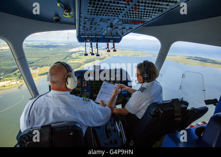 Geesthacht, Allemagne. 19 Juin, 2016. Chef pilote Fritz Guenther und Co-Pilot Katharine Board steer depuis la salle de contrôle d'un zeppelin au cours d'une mesure de l'air sur la mer Baltique de l'aérodrome de Peenemuende Peenemuende, Allemagne, 19 juin 2016. Les mesures entrant appartiennent à une expédition pour la recherche des tourbillons. Les 75 mètres de long airship est équipé d'une caméra à haute résolution, avec lesquelles les plus petites différences de température de 0,03 degrés et les différences de couleur peuvent être enregistrés dans l'eau. Les chercheurs recueillent des données sur l'influence de l'instabilité des petites s Banque D'Images