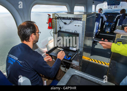 Geesthacht, Allemagne. 19 Juin, 2016. Dans le centre de contrôle d'un zeppelin l'océanographe biologique Ruediger Roettgers travaille au cours d'une mesure de l'air sur la mer Baltique de l'aérodrome de Peenemuende Peenemuende, Allemagne, 19 juin 2016. Les mesures entrant appartiennent à une expédition pour la recherche des tourbillons. Les 75 mètres de long airship est équipé d'une caméra à haute résolution, avec lesquelles les plus petites différences de température de 0,03 degrés et les différences de couleur peuvent être enregistrés dans l'eau. Les chercheurs recueillent des données sur l'influence de l'instabilité de la petite mer tourbillonner Banque D'Images