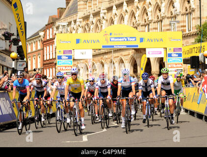 Northampton à Kettering, UK, 19 juin 2016. Aviva Tournée des femmes dans l'étape 5. Coureurs partent de la dernière étape en face de Northampton Guildhall de. @ David Partridge / Alamy Live News Banque D'Images