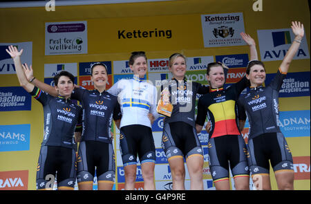 Northampton à Kettering, UK, 19 juin 2016. Aviva Tournée des femmes dans l'étape 5. Gagnants du classement par équipe Wiggle High5 sur le podium. @ David Partridge / Alamy Live News Banque D'Images