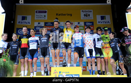 Northampton à Kettering, UK, 19 juin 2016. Aviva Tournée des femmes dans l'étape 5. Tous les gagnants de la course s'aligner sur le podium pour la foule. @ David Partridge / Alamy Live News Banque D'Images