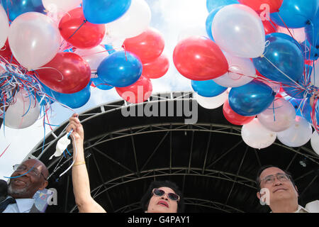 Londres, Royaume-Uni. 19 Juin, 2016. Philippines ambassadeur Evan P Garcia ouvrant le show à Morden Park pour célébrer le jour de l'indépendance aux Philippines, invité d'honneur était adjoint au maire de Merton Stan Conseiller Anderson et afficher l'organisateur Teresita Juko,ballons ont été libérés pour marquer l'ouverture du salon Banque D'Images