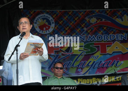 Londres, Royaume-Uni. 19 Juin, 2016. Philippines ambassadeur Evan P Garcia ouvrant le show à Morden Park pour célébrer le jour de l'indépendance aux Philippines, invité d'honneur était adjoint au maire de Merton Stan Conseiller Anderson et afficher l'organisateur Teresita Juko,ballons ont été libérés pour marquer l'ouverture du salon Banque D'Images