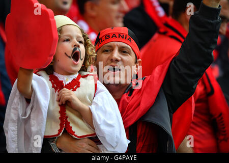 Lyon, France. 19 Juin, 2016. Les partisans de l'Albanie cheer avant l'UEFA EURO 2016 football match du groupe A entre la Roumanie et l'Albanie, dans le Stade de Lyon, Lyon, France, le 19 juin 2016. Photo : Uwe Anspach/dpa/Alamy Live News Banque D'Images