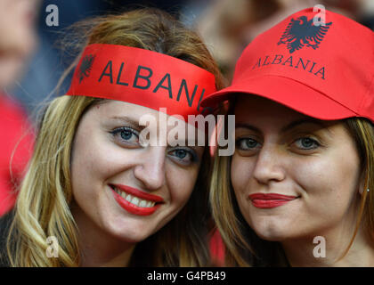 Lyon, France. 19 Juin, 2016. Fans d'Albanie cheer avant l'Euro 2016 football match du groupe A entre la Roumanie et l'Albanie à Lyon, France, le 19 juin 2016. Credit : Tao Xiyi/Xinhua/Alamy Live News Banque D'Images