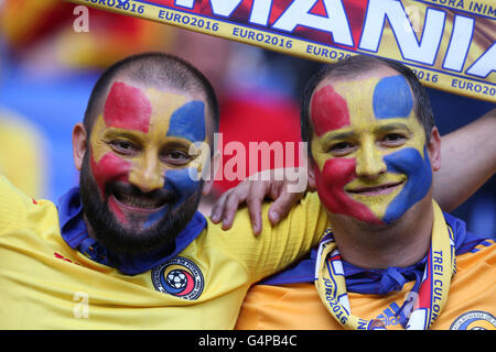 Lyon, France. 19 Juin, 2016. Fans de Roumanie cheer avant l'Euro 2016 football match du groupe A entre la Roumanie et l'Albanie à Lyon, France, le 19 juin 2016. Credit : Zhang Fan/Xinhua/Alamy Live News Banque D'Images