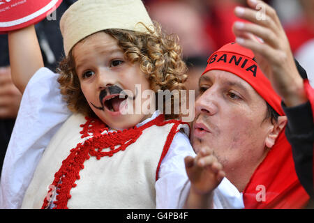 Lyon, France. 19 Juin, 2016. Fans d'Albanie cheer avant l'Euro 2016 football match du groupe A entre la Roumanie et l'Albanie à Lyon, France, le 19 juin 2016. Credit : Tao Xiyi/Xinhua/Alamy Live News Banque D'Images