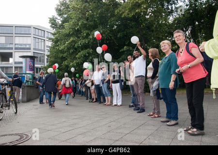Berlin, Allemagne. 19 Juin, 2016. Chaîne humaine contre le racisme. Banque D'Images