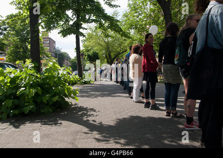 Berlin, Allemagne. 19 Juin, 2016. Chaîne humaine contre le racisme. Banque D'Images
