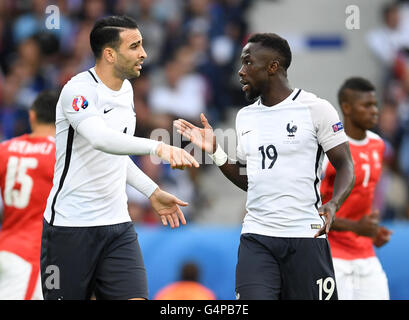 Lille, France. 19 Juin, 2016. Adil Rami (L) de France parle à Paul Pogba durant l'avant-match entre la Suisse et la France au stade Pierre Mauroy à Lille, France, 19 juin, 2016. Photo : Marius Becker/dpa/Alamy Live News Banque D'Images