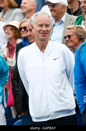 Queens Club, London, UK. 19 Juin, 2016. Queens Aegon Tennis Championships 24 sept. L'ancien vainqueur de Wimbledon et Queen's, John McEnroe, entraîneur de Milos Raonic (CAN) rires qu'Andy Murray (GBR) célèbre sa victoire sur Milos Raonic (CAN) dans la finale du Queens. Murray a remporté l'événement pour un temps record cinquième. Andy Murray a remporté en trois sets 6-7 6-4 6-3 . Credit : Action Plus Sport/Alamy Live News Banque D'Images