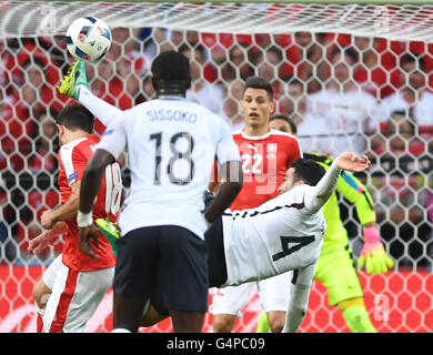 Lille, France. 19 Juin, 2016. Adil Rami (C) de la France essaie de marquer au cours de l'avant-match entre la Suisse et la France au stade Pierre Mauroy à Lille, France, 19 juin, 2016. Photo : Marius Becker/dpa/Alamy Live News Banque D'Images