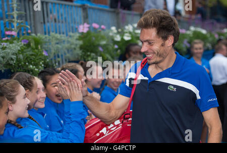 Londres, Royaume-Uni. 19 Juin, 2016. Nicolas Mahut de France est félicité par ball filles après la victoire contre Chris Guccione de l'Australie et Andre Sa du Brésil durant la finale du double masculin sur jour 7 de l'ATP-500 Aegon Championships au Queen's Club de Londres, la Grande-Bretagne le 19 juin 2016. © Jon Buckle/Xinhua/Alamy Live News Banque D'Images