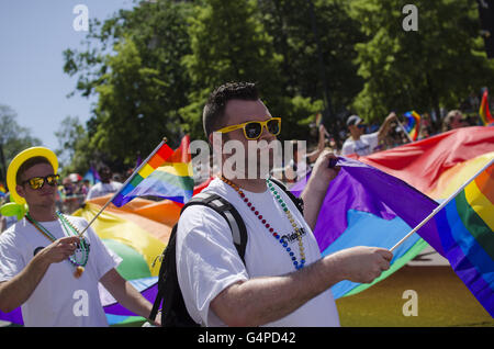 Denver, Colorado, États-Unis. 19 Juin, 2016. Des milliers ont pris part à la Parade Pridefest de 2016 à Denver, Colorado. Credit : Graham Charles Hunt/ZUMA/Alamy Fil Live News Banque D'Images