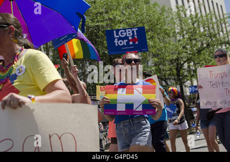 Denver, Colorado, États-Unis. 19 Juin, 2016. Les partisans de la présidence, Mme Hillary Rodham Clinton, prendre part à la Parade Pridefest de 2016 à Denver, Colorado. Credit : Graham Charles Hunt/ZUMA/Alamy Fil Live News Banque D'Images