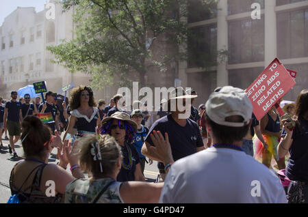 Denver, Colorado, États-Unis. 19 Juin, 2016. Des milliers ont pris part à la Parade Pridefest de 2016 à Denver, Colorado. Credit : Graham Charles Hunt/ZUMA/Alamy Fil Live News Banque D'Images