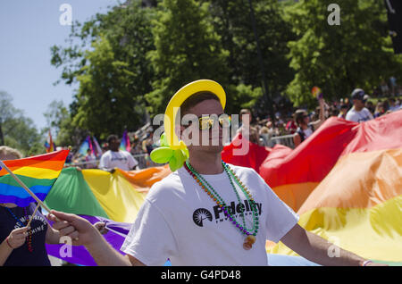 Denver, Colorado, États-Unis. 19 Juin, 2016. Des milliers ont pris part à la Parade Pridefest de 2016 à Denver, Colorado. Credit : Graham Charles Hunt/ZUMA/Alamy Fil Live News Banque D'Images