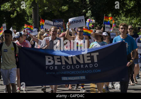 Denver, Colorado, États-Unis. 19 Juin, 2016. Le sénateur MICHAEL BENNETT (D. Colorado) prend part à la Parade Pridefest 2016. Credit : Graham Charles Hunt/ZUMA/Alamy Fil Live News Banque D'Images