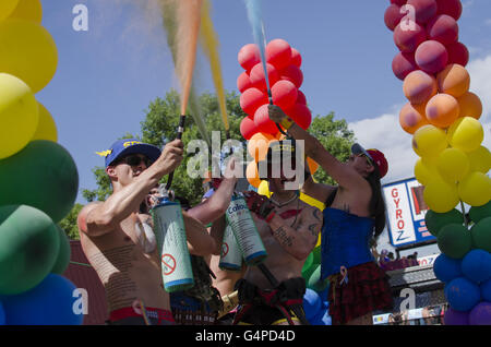 Denver, Colorado, États-Unis. 19 Juin, 2016. Les hommes de couleur arc-en-ciel de lancement de poudre un flotteur pendant la Parade 2016 Pridefest à Denver, Colorado. Credit : Graham Charles Hunt/ZUMA/Alamy Fil Live News Banque D'Images