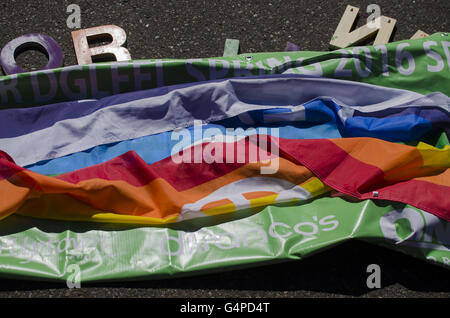 Denver, Colorado, États-Unis. 19 Juin, 2016. L'orthographe des lettres ''Orlando'' se trouvent sur le terrain, ainsi que des bannières, avant la Parade 2016 Pridefest. Credit : Graham Charles Hunt/ZUMA/Alamy Fil Live News Banque D'Images