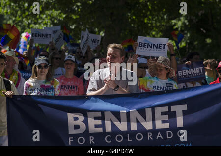 Denver, Colorado, États-Unis. 19 Juin, 2016. Le sénateur MICHAEL BENNETT (D. Colorado) prend part à la Parade Pridefest 2016. Credit : Graham Charles Hunt/ZUMA/Alamy Fil Live News Banque D'Images