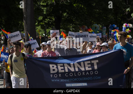 Denver, Colorado, États-Unis. 19 Juin, 2016. Le sénateur MICHAEL BENNETT (D. Colorado) prend part à la Parade Pridefest 2016. Credit : Graham Charles Hunt/ZUMA/Alamy Fil Live News Banque D'Images