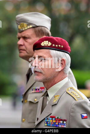 Le chef du Comité militaire de l'OTAN Petr Pavel (avant) et le tchèque Chef d'état-major Josef Becvar parler d'avenir de l'OTAN avec l'accent sur les menaces actuelles et les réactions par l'OTAN et son Sommet de Varsovie à Prague, République tchèque, Juin 20, 2016. (CTK Photo/Roman Vondrous) Banque D'Images