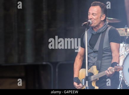 Berlin, Allemagne. 19 Juin, 2016. Musicien américain Bruce Springsteen joue au stade olympique au cours de son « La rivière Tour' à Berlin, Allemagne, 19 juin 2016. Photo : Paul Zinken/dpa/Alamy Live News Banque D'Images