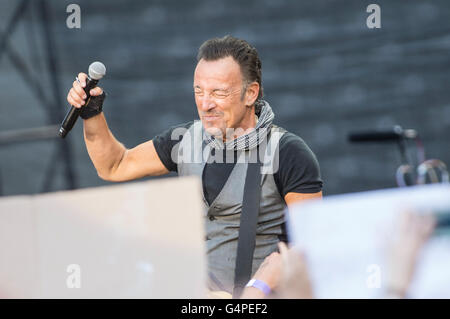 Berlin, Allemagne. 19 Juin, 2016. Musicien américain Bruce Springsteen joue au stade olympique au cours de son « La rivière Tour' à Berlin, Allemagne, 19 juin 2016. Photo : Paul Zinken/dpa/Alamy Live News Banque D'Images